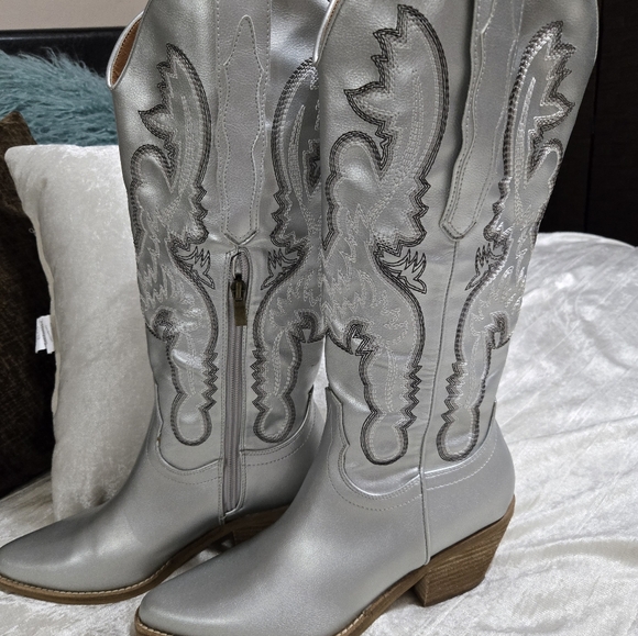 Silver Western-Style Women's Boots With Embrodery Size 8 EUC By Ccoco - Picture 4 of 14